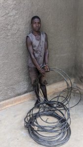 Karongi: Umugabo w'imyaka 28 yafatiwe mu cyuho yiba insinga z'amashanyarazi