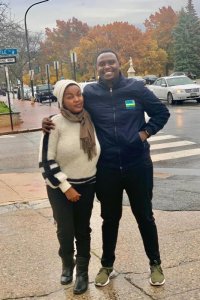 Umuhanzikazi Clarisse Karasira n'umugabo we bagiye gutura muri America