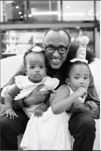 Perezida Kagame yashyize hanze ifoto yishimanye n'abuzukuru be ku isabukuru yabo