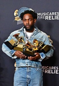UMURAPERI KENDRICK YANDITSE AMATEKA MU MUHANGO W'IBIHEMBO BYA GRAMMY AWARDS