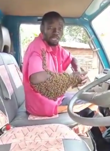 Umugabo yibye ikamyo birangira inzuki zimwuzuyeho ziramufunga