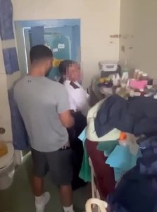 Umucungagereza w'umugore yagaragaye ari gusambana n'imfungwa