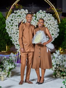 Ayo gutera ivi twayaguzemo matola twararagaho tukibana– Clapton nyuma yo kwambika impeta umugore we [AMAFOTO]