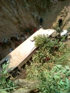 Burundi:Imodoka itwara abagenzi yataye umuhanda igwa mu manga [AMAFOTO]