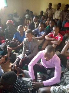 Kayonza: Abantu 55 bafatiwe mu masengesho baranze kwikingiza Covid-19 ngo babitewe nuko "isi ishaje"