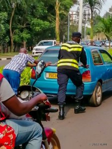 IFOTO Y'UMUNSI: Umupolisi yasunikiye imodoka umuntu yapfiriyeho