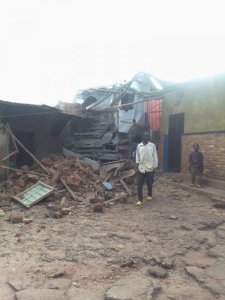 Kayonza: Ikamyo yinjiye mu rugo isenya amazu 2 y'umuturage hanakomereka umwana