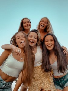 Ubu nibwo buryo bwiza bugezweho wakwifotoza ifoto wasangiza abantu bagukurikira kuri Instagram na Facebook