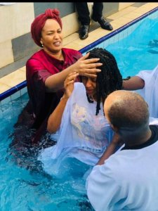 Miss Nishimwe Naomie n'abo mu muryango we babatijwe 