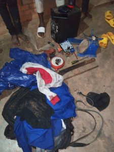 SP Alex Ndayisenga Yibukije abafite ingeso y'ubujura ko hari itegeko ribahana, nyuma yo gufata abagabo batatu batoboye inzu y'umuturage 