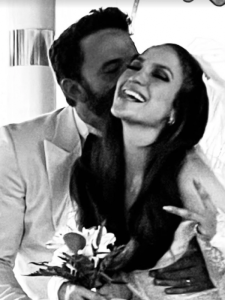 Jennifer Lopez n'umukunzi we Ben Affleck bashyize hanze amafoto y'ubukwe bwabo bwabaye mu ibanga