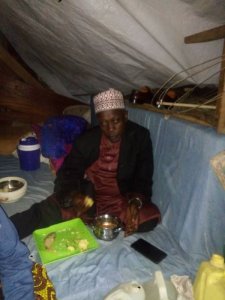 Rubavu: Umusaza yaraye mu ihema nyuma y'uko ubuyobozi buteje cyamunara imitungo ye