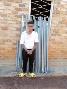 Gisagara: Polisi yafashe umusore wibaga ibyuma n'amaburo bifunze ku mapoto y'amashanyarazi