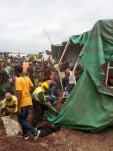 Abanya Kenya bishwe n'inzara barwaniye ibishyimbo by'ikamyo yakoze impanuka polisi irahagoboka