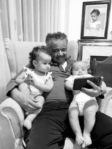 Ifoto y'umuyobozi wa OMS ateruye abuzukuru be ikomeje kuzamura amarangamutima ya benshi ku Isi