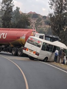 Kamonyi: Ikamyo yagonze imodoka itwara abagenzi Imana ikinga ukuboko