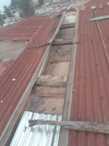 Yasambuye inzu z'abapangayi be kubera ko batinze kumwishyura