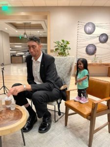 Umuntu muremure ku isi yahuye n'umugufi bifotoza amafoto atangaje