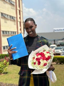 Bwiza yamuritse igitabo gisoza icyiciro cya kabiri cya kaminuza