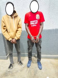 Kigali: Polisi yataye muri yombi abagabo 2 bakekwaho kwiba ibikoresho by'asaga miliyoni 15 by'umunyamisiri