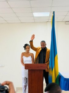 Charles Uwizihiwe uririmbana na Lionel Sentore yasezeranye imbere y'amategeko