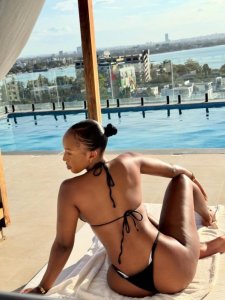 Deejay Alisha uheruka kubatizwa yasakaje amafoto yatumye bamwe bacika ururondogoro