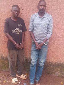 Kigali: Polisi yafashe abagabo 2 bafite urumogi ibiro 2 n'udupfunyika twarwo 237