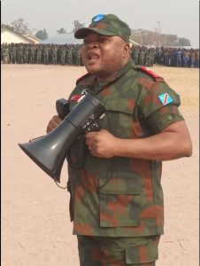 Gen. Tshiwewe yasuye abasirikare baherutse kwinjizwa muri FARDC, hamurikwa n'impuzankano nshya