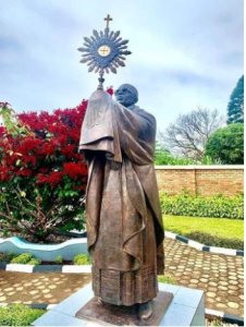 Padiri Ubald Rugirangoga wamenyekanye mu gusengera abarwayi yubakiwe ikibumbano