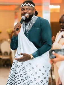 Lionel Sentore yahuje abahanzi bane bakomeye mu gitaramo azamurikiramo Album ‘Uwangabiye'