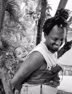 IFOTO Y'UMUNSI: Umuraperi yateje impaka nyuma yo kugaragara ahetse umwana we