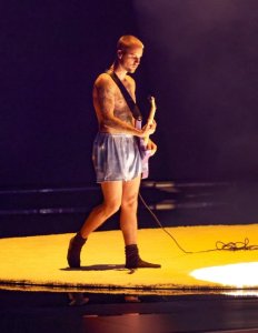 Impamvu Justin Bieber yagiye ku rubyiniro yambaye umwenda w'imbere gusa