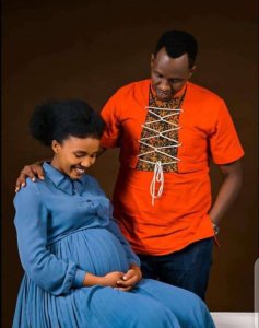 Umuhanzi Bosco Nshuti ari mu byishimo byo kwibaruka imfura ye 