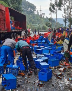 Abantu 6 mu bagaragaye bari gusahura imodoka ya Bralirwa yakoze impanuka bafunzwe