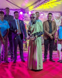 Kirikou yongeye guhembwa imodoka abicyesha indirimbo ye –AMAFOTO