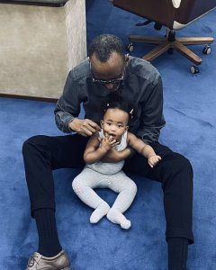 IFOTO Y'UMUNSI: Perezida Kagame yafotowe ari kwita ku mwuzukuru we