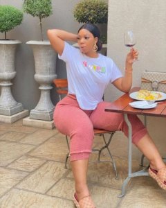 Umwarimukazi ufatwa nk'uhiga abandi uburanga muri Afurika yavugishije benshi kubera amafoto yashyize hanze [AMAFOTO]