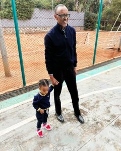 IFOTO Y'UMUNSI:Perezida Kagame yafotowe ari gukina n'umwuzukuru we