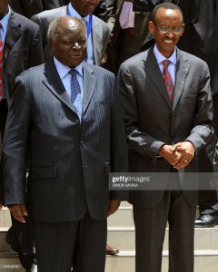 Perezida Kagame yihanganishije abanya Kenya n'umuryango wa Mwai Kibaki watabarutse ku myaka 90.