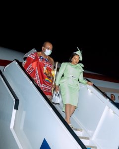 Umwami Mswati III Wa Eswatini yageze mu Rwanda mu myambaro yihariye(AMAFOTO)