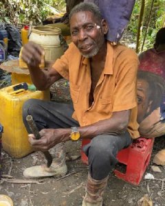 Umugabo w'imyaka 78 umaze kubyara abana 32 ku bagore 20 yagiriye inama bagenzi be