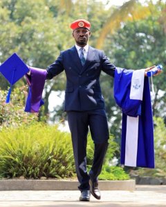 Bobi Wine yashimiye umugore we nyuma yo kubona impamyabumenyi