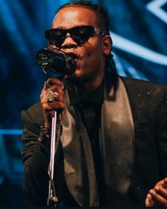 Ni ibiki bituma Bruce Melodie yikomanga ku gatuza akavuga ko ariwe muhanzi wa mbere mu Rwanda?