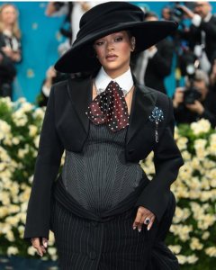 Rihanna yahishuye ko atwite (Amafoto)