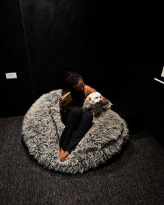 Umubano wa Kate Bashabe n'imbwa ye yujuje imyaka icyenda