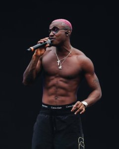 Ruger yibasiye abagore bibagishije ikibuno n'amabere