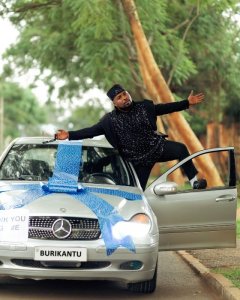 Umunyarwenya Burikantu ari mu byishimo byo kugura Mercedes Benz nshya