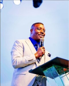 Hari abapasiteri hanze aha b'inzererezi! Apôtre Dr. Gitwaza avuga ku bapasiteri bakunda ifaranga 