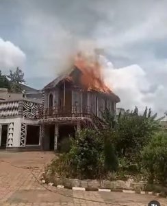 Inyubako y'Umupfumu Rutangarwamaboko yafashwe n'inkongi y'umuriro