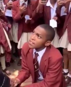 Umunyeshuri yasajijwe n'urukundo aterera mwarimu we ivi imbere y'abandi banyeshuri